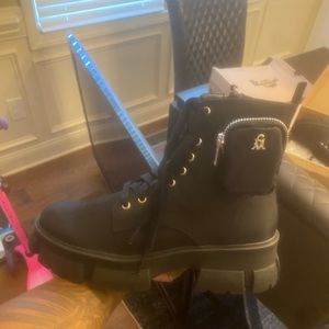 Brand new Steven Madden Women Boots never worn !! Toss me an offer